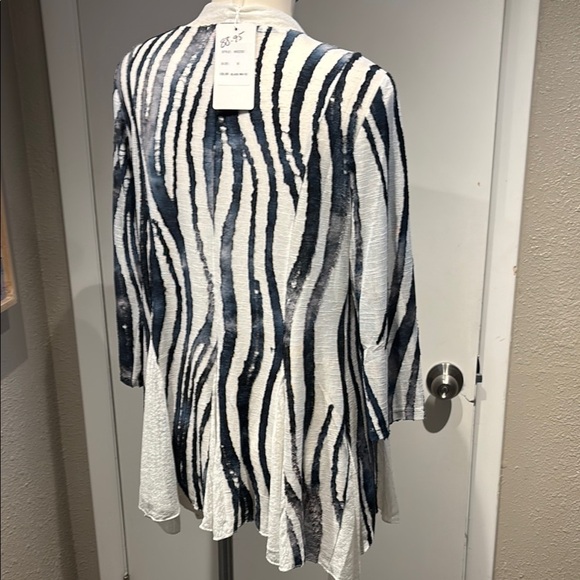 Elegant Zebra Print Blouse - Picture 6 of 12